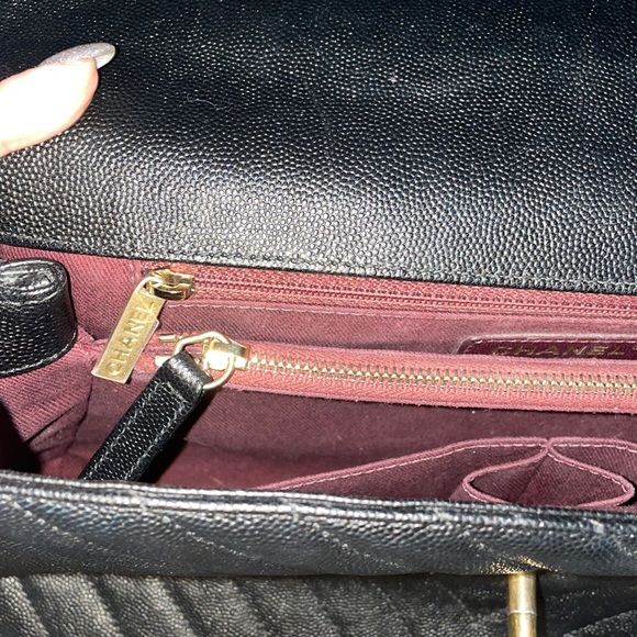 Chanel Black chevron flap Bag w gold hardware! 🖤 - Picture 12 of 16